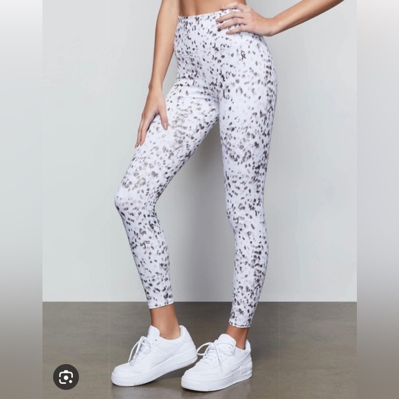Good American Shining Leopard Leggings in Grey/Black/White. Size 1 (Small). - Picture 3 of 7